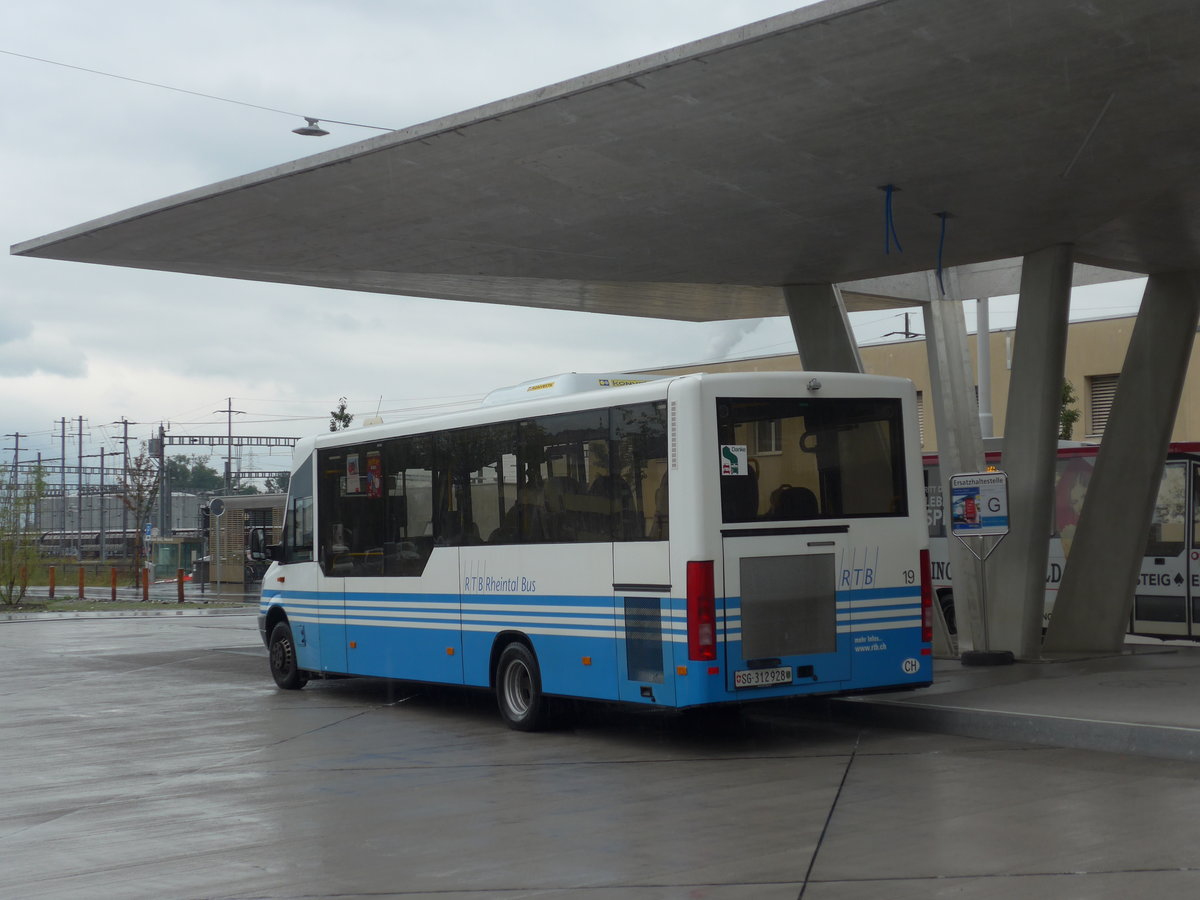 (196'311) - RTB Altsttten - Nr. 19/SG 312'928 - Mercedes/Kutsenits am 1. September 2018 beim Bahnhof Buchs