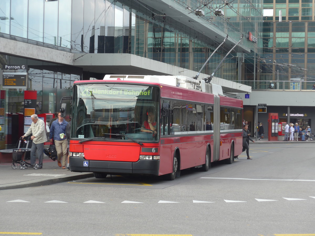 (196'556) - Bernmobil, Bern - Nr. 6 - NAW/Hess Gelenktrolleybus am 3. September 2018 beim Bahnhof Bern