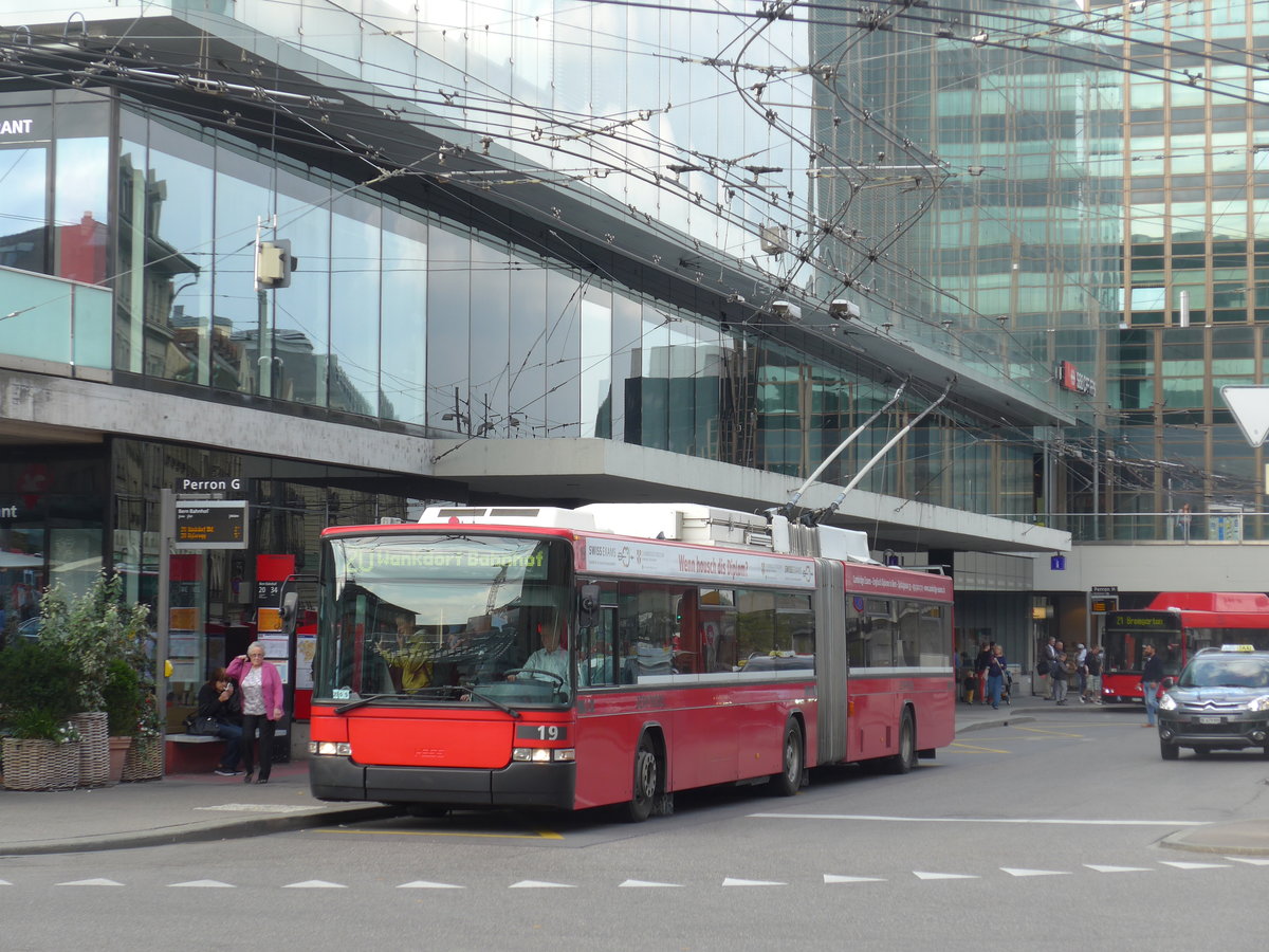 (196'562) - Bernmobil, Bern - Nr. 19 - NAW/Hess Gelenktrolleybus am 3. September 2018 beim Bahnhof Bern