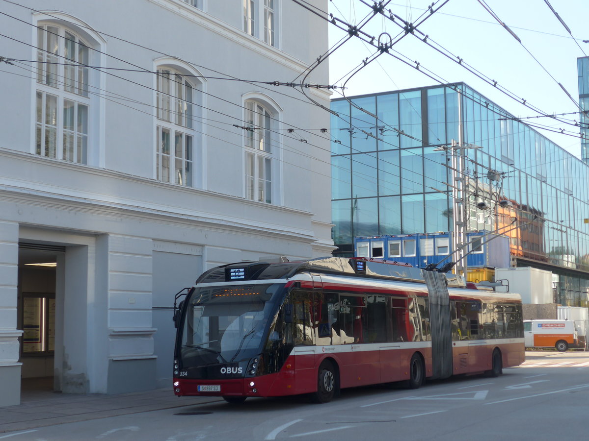 (197'060) - OBUS Salzburg - Nr. 334/S 897 SJ - Solaris am 13. September 2018 beim Bahnhof Salzburg