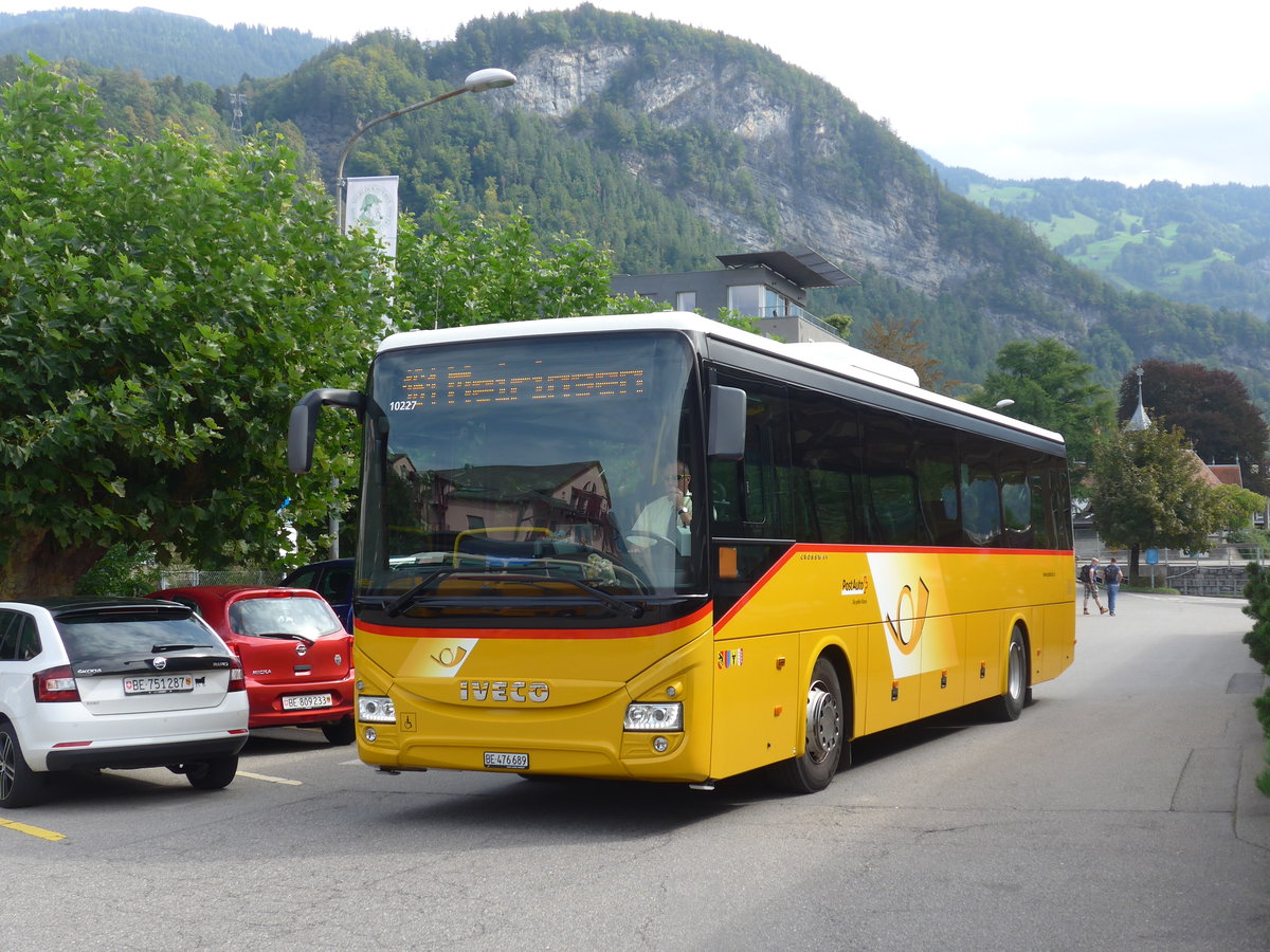 (197'721) - PostAuto Bern - BE 476'689 - Iveco am 16. September 2018 in Meiringen, Postautostation