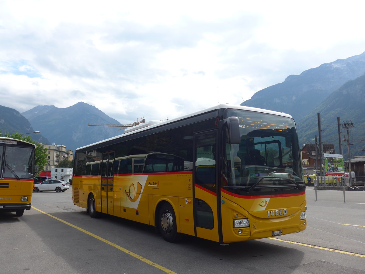 (197'729) - PostAuto Bern - BE 476'689 - Iveco am 16. September 2018 in Meiringen, Postautostation