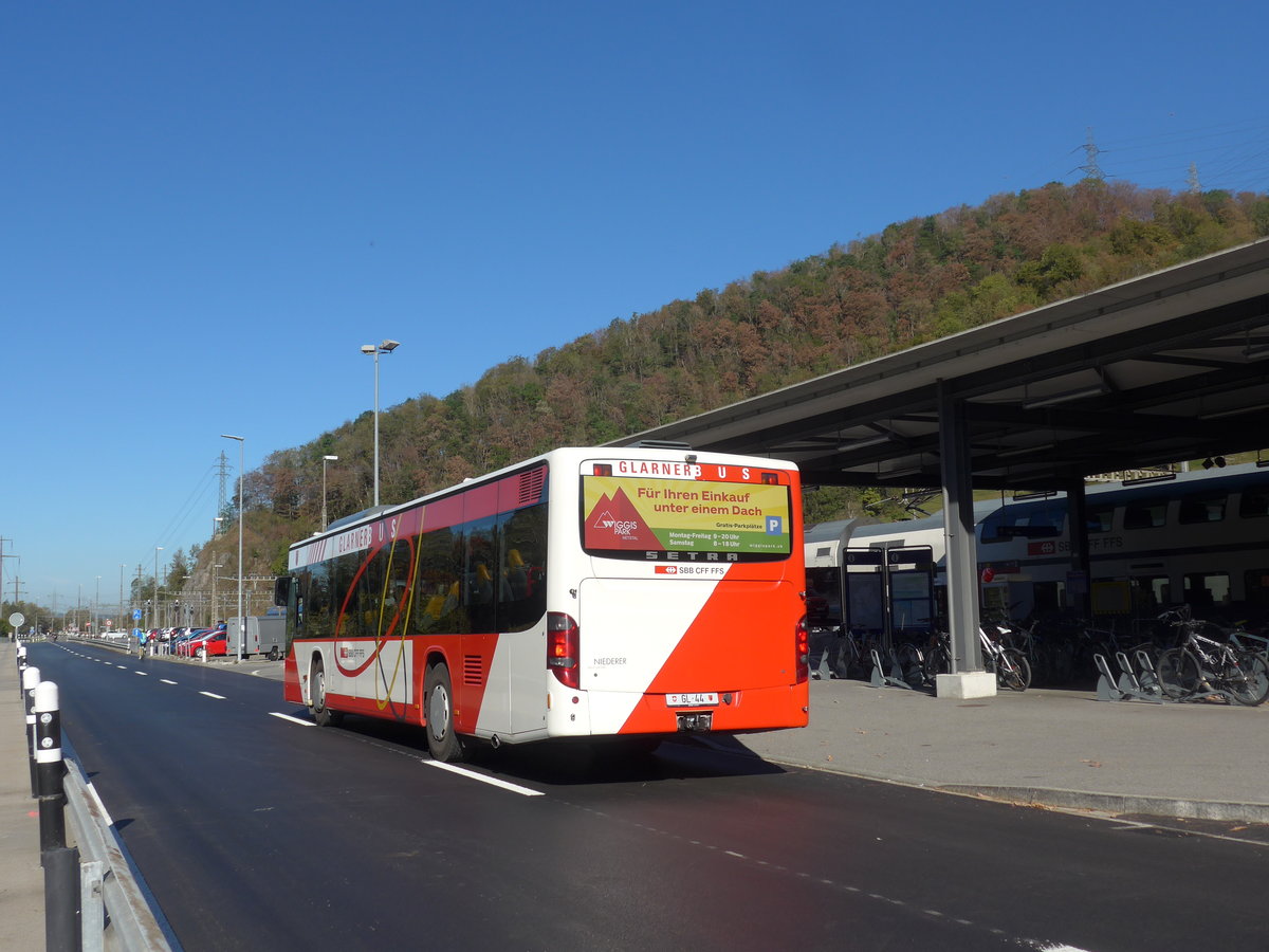 (198'236) - Niederer, Filzbach - Nr. 25/GL 44 - Setra am 13. Oktober 2018 beim Bahnhof Ziegelbrcke