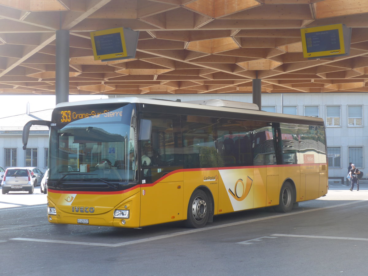 (198'286) - PostAuto Wallis - Nr. 1/VS 429'257 - Iveco am 14. Oktober 2018 beim Bahnhof Sion