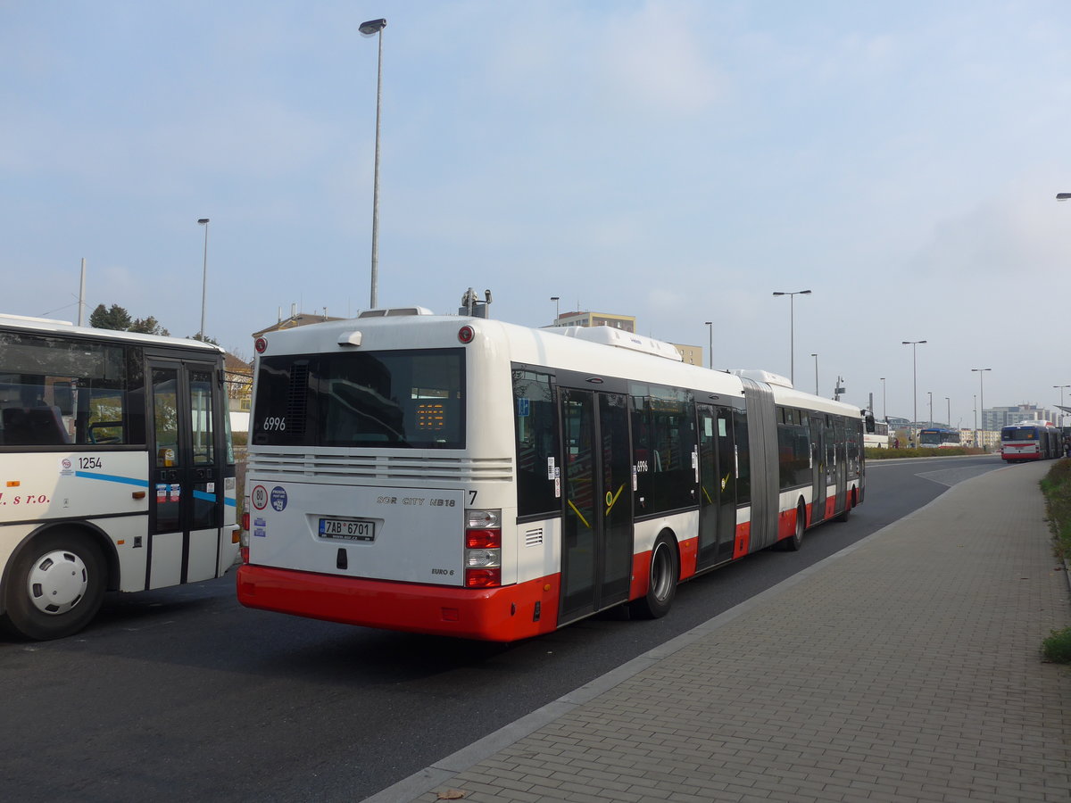 (198'544) - DPP Praha - Nr. 6996/7AB 6701 - SOR am 19. Oktober 2018 in Praha, Ndraz Veleslavn