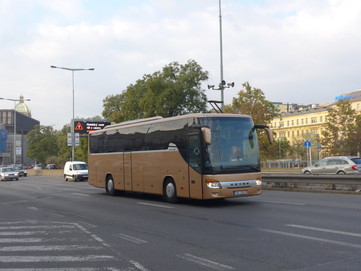 (198'953) - Krsa, Praha - 1AS 2392 - Setra am 21. Oktober 2018 in Praha, Hlavn Ndraz