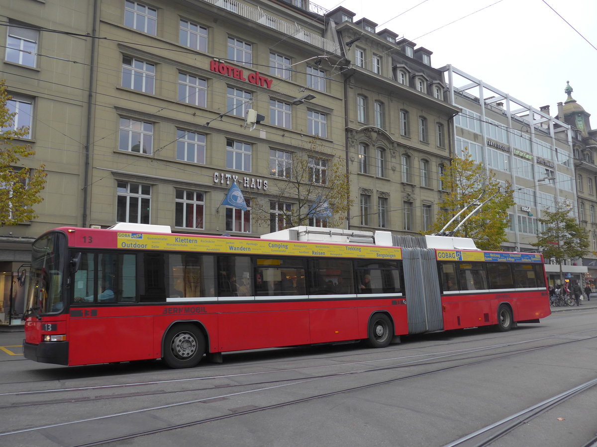 (199'101) - Bernmobil, Bern - Nr. 13 - NAW/Hess Gelenktrolleybus am 29. Oktober 2018 beim Bahnhof Bern