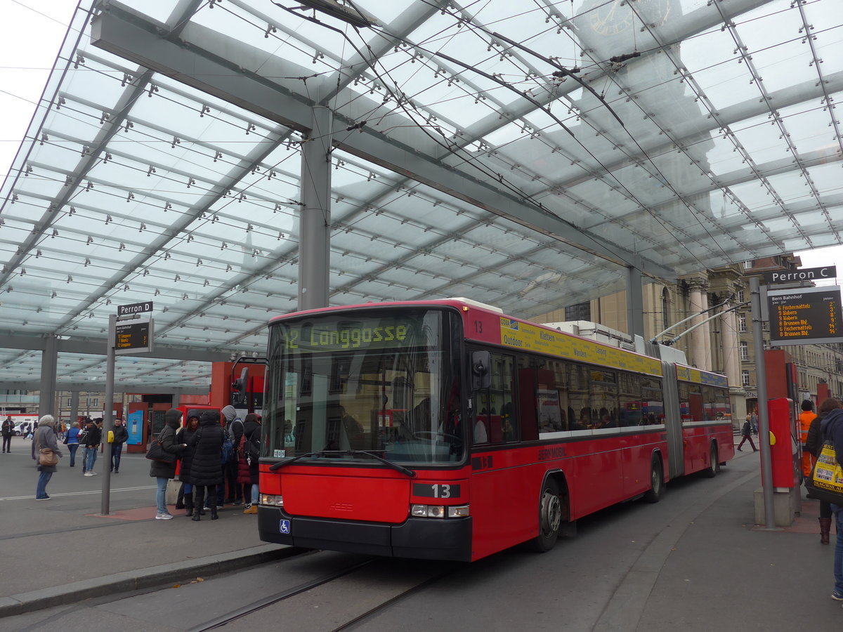 (199'125) - Bernmobil, Bern - Nr. 13 - NAW/Hess Gelenktrolleybus am 29. Oktober 2018 beim Bahnhof Bern