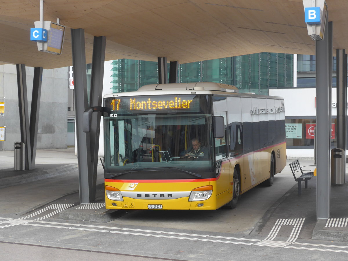 (199'191) - CarPostal Ouest - JU 59'239 - Setra (ex Nr. 23) am 4. November 2018 beim Bahnhof Delmont