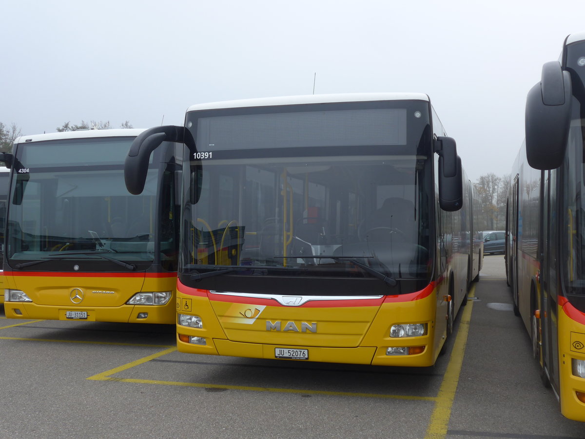 (199'202) - CarPostal Ouest - JU 52'076 - MAN (ex Nr. 38) am 4. November 2018 in Develier, Parkplatz