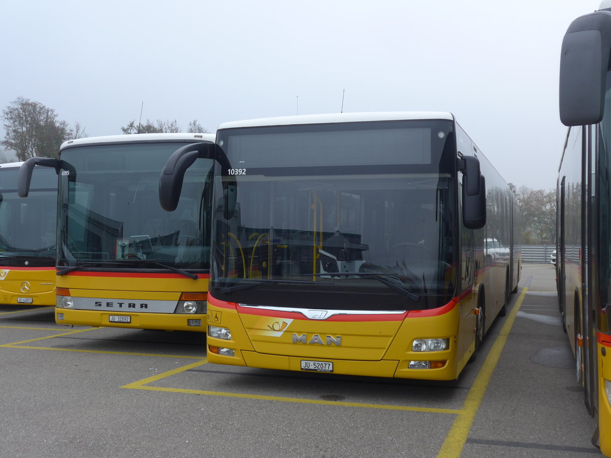 (199'204) - CarPostal Ouest - JU 52'077 - MAN (ex Nr. 74) am 4. November 2018 in Develier, Parkplatz