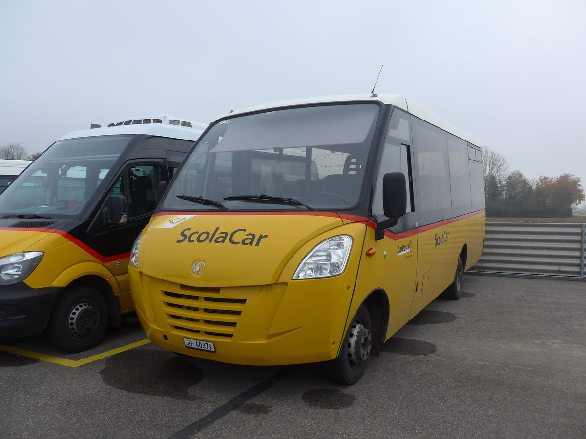 (199'240) - CarPostal Ouest - JU 60'379 - Cacciamali (ex VD 254'615) am 4. November 2018 in Develier, Parkplatz