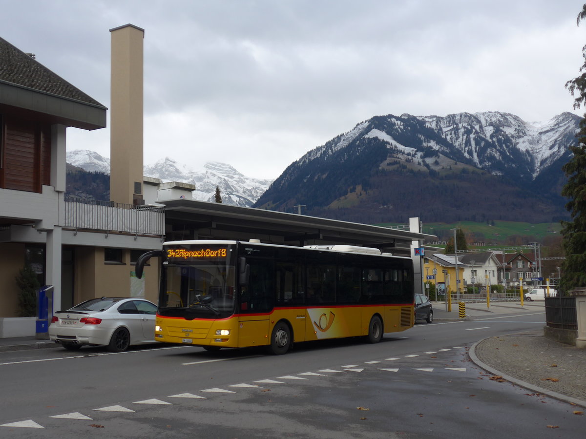 (199'845) - Dillier, Sarnen - Nr. 7/OW 10'040 - MAN/Gppel am 8. Dezember 2018 beim Bahnhof Sarnen