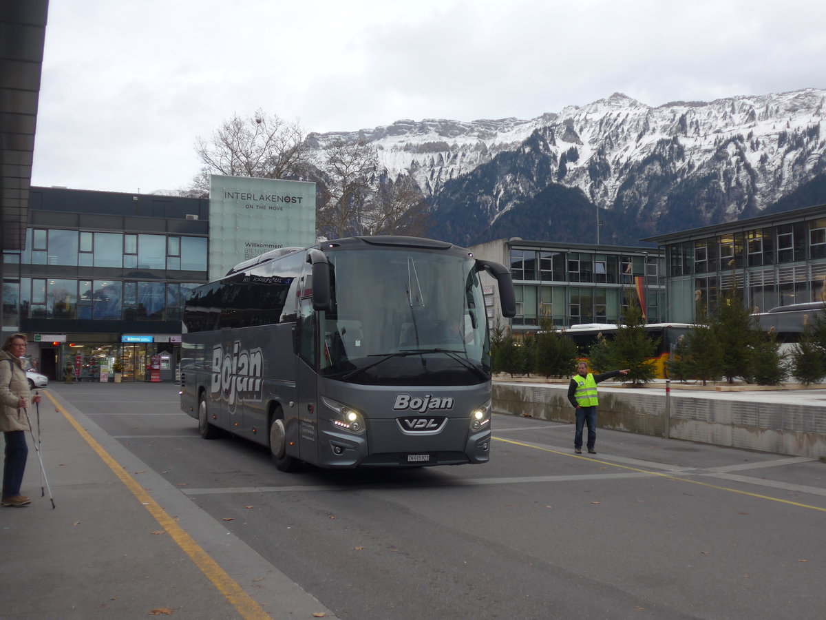 (199'873) - Bojan, Glattbrugg - ZH 915'923 - VDL am 8. Dezember 2018 beim Bahnhof Interlaken Ost