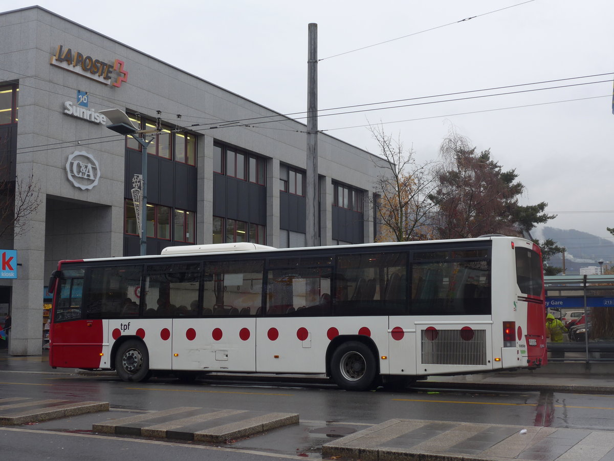 (200'004) - TPF Fribourg - Nr. 24/FR 300'350 - Volvo am 17. Dezember 2018 beim Bahnhof Vevey