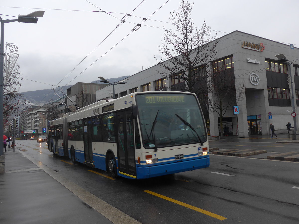 (200'006) - VMCV Clarens - Nr. 7 - Van Hool Gelenktrolleybus am 17. Dezember 2018 beim Bahnhof Vevey