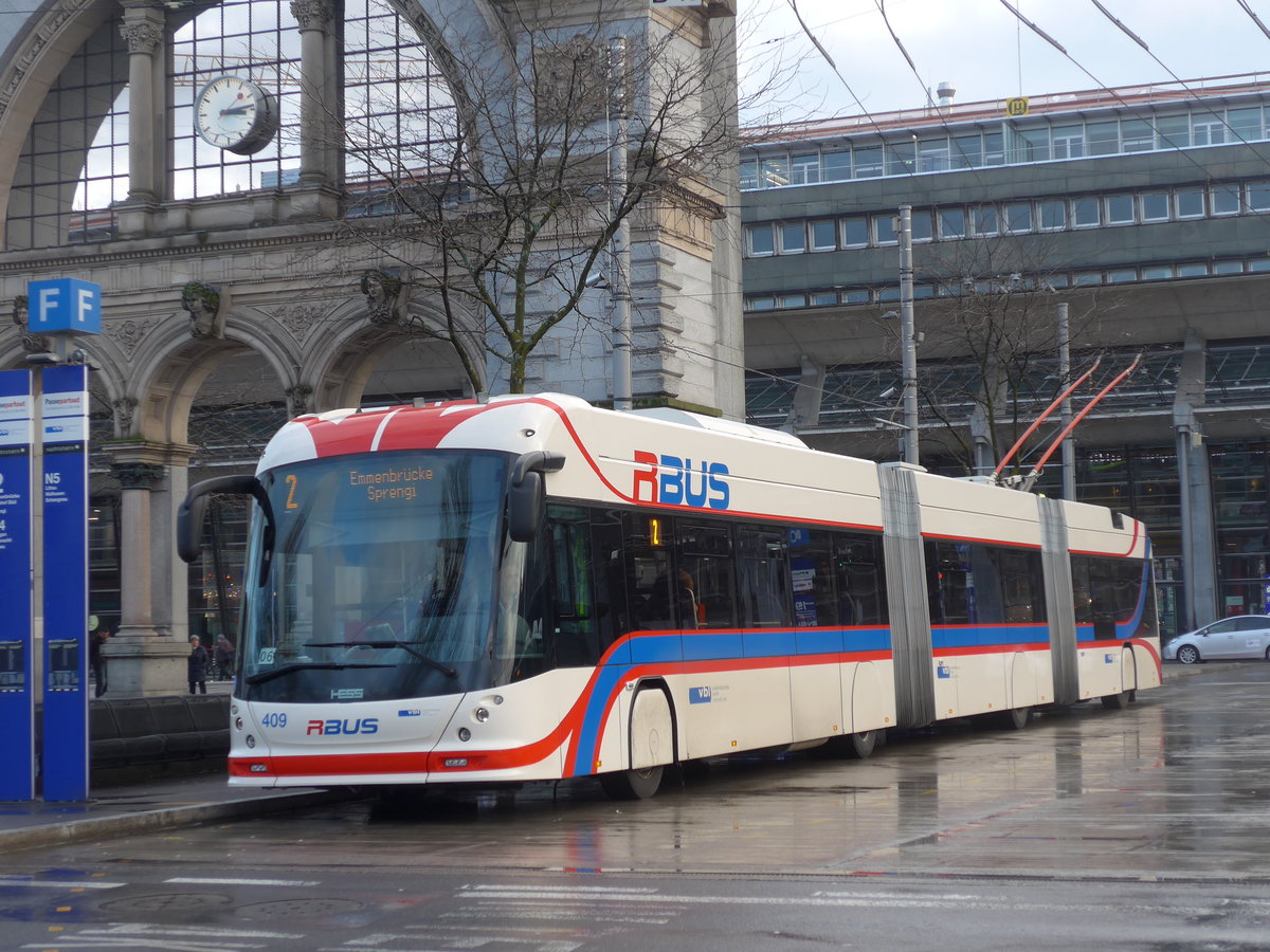 (200'152) - VBL Luzern - Nr. 409 - Hess/Hess Doppelgelenktrolleybus am 24. Dezember 2018 beim Bahnhof Luzern