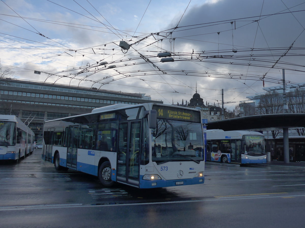 (200'180) - VBL Luzern - Nr. 573/LU 15'573 - Mercedes am 24. Dezember 2018 beim Bahnhof Luzern