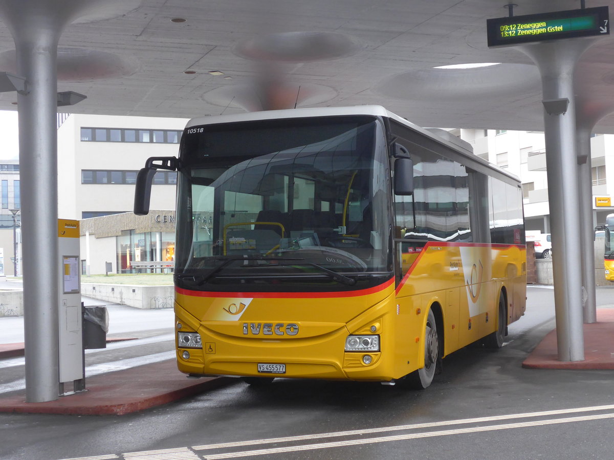 (200'327) - Autotour, Visp - VS 455'577 - Iveco am 30. Dezember 2018 beim Bahnhof Visp