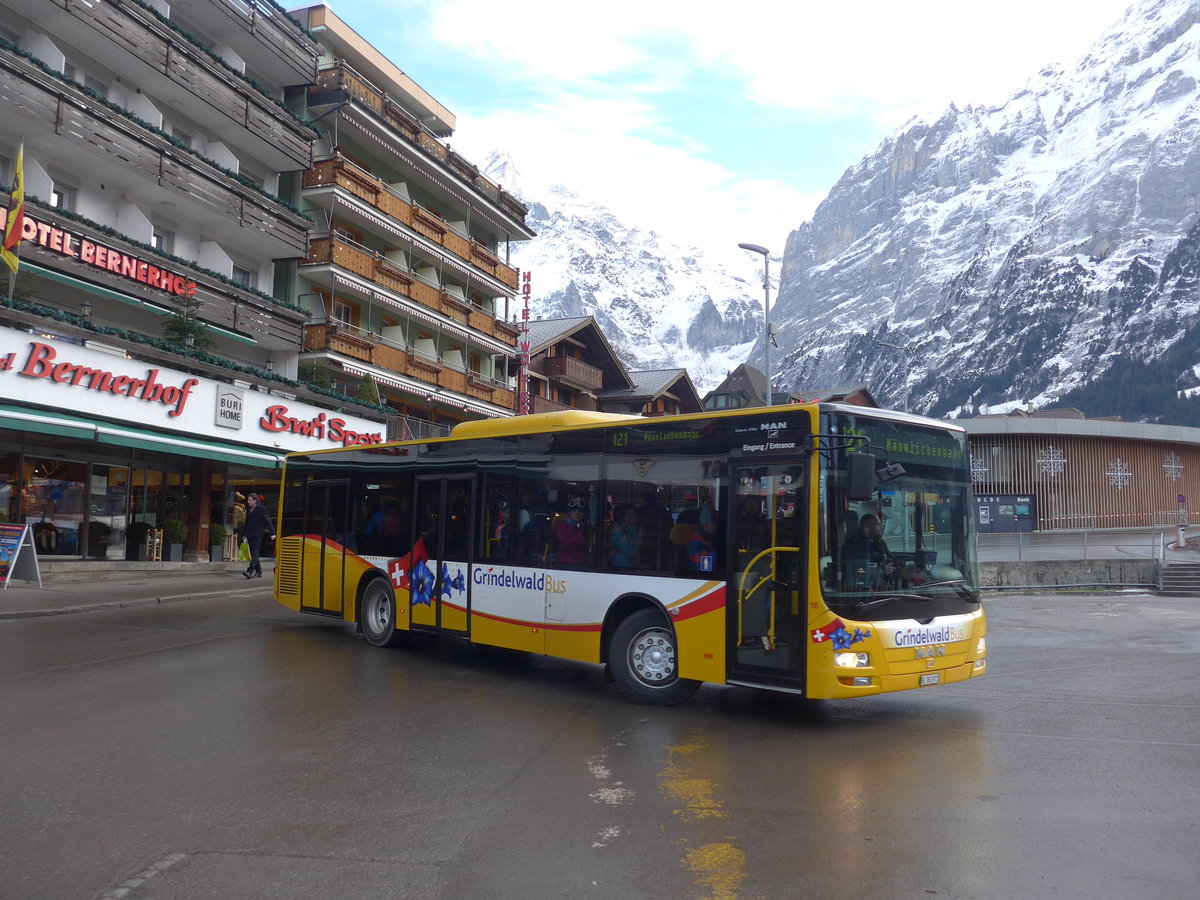 (200'480) - AVG Grindelwald - Nr. 18/BE 382'871 - MAN/Gppel am 1. Januar 2019 beim Bahnhof Grindelwald