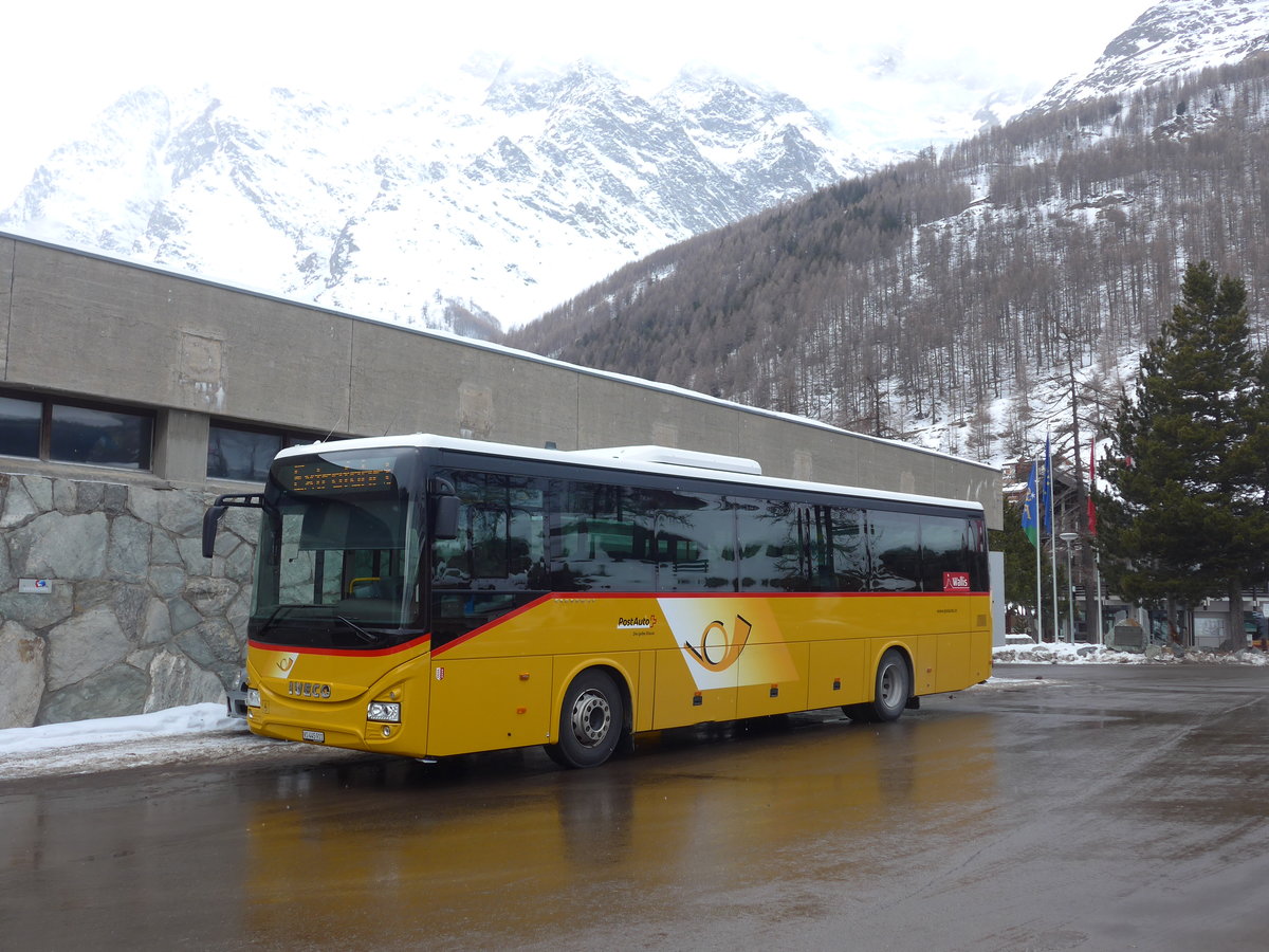 (201'336) - PostAuto Wallis - VS 445'911 - Iveco am 27. Januar 2019 in Saas-Fee, Busterminal