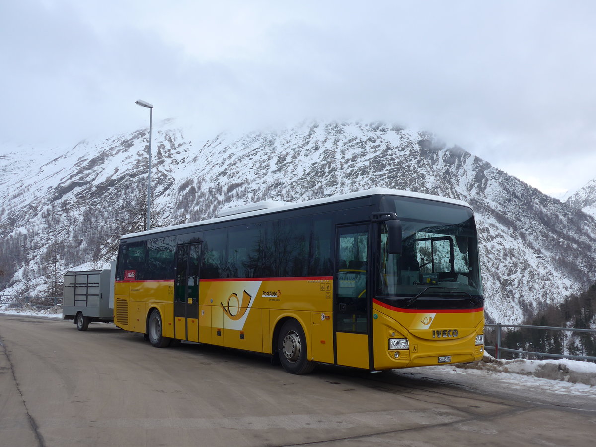 (201'337) - PostAuto Wallis - VS 445'902 - Iveco am 27. Januar 2019 in Saas-Fee, Busterminal