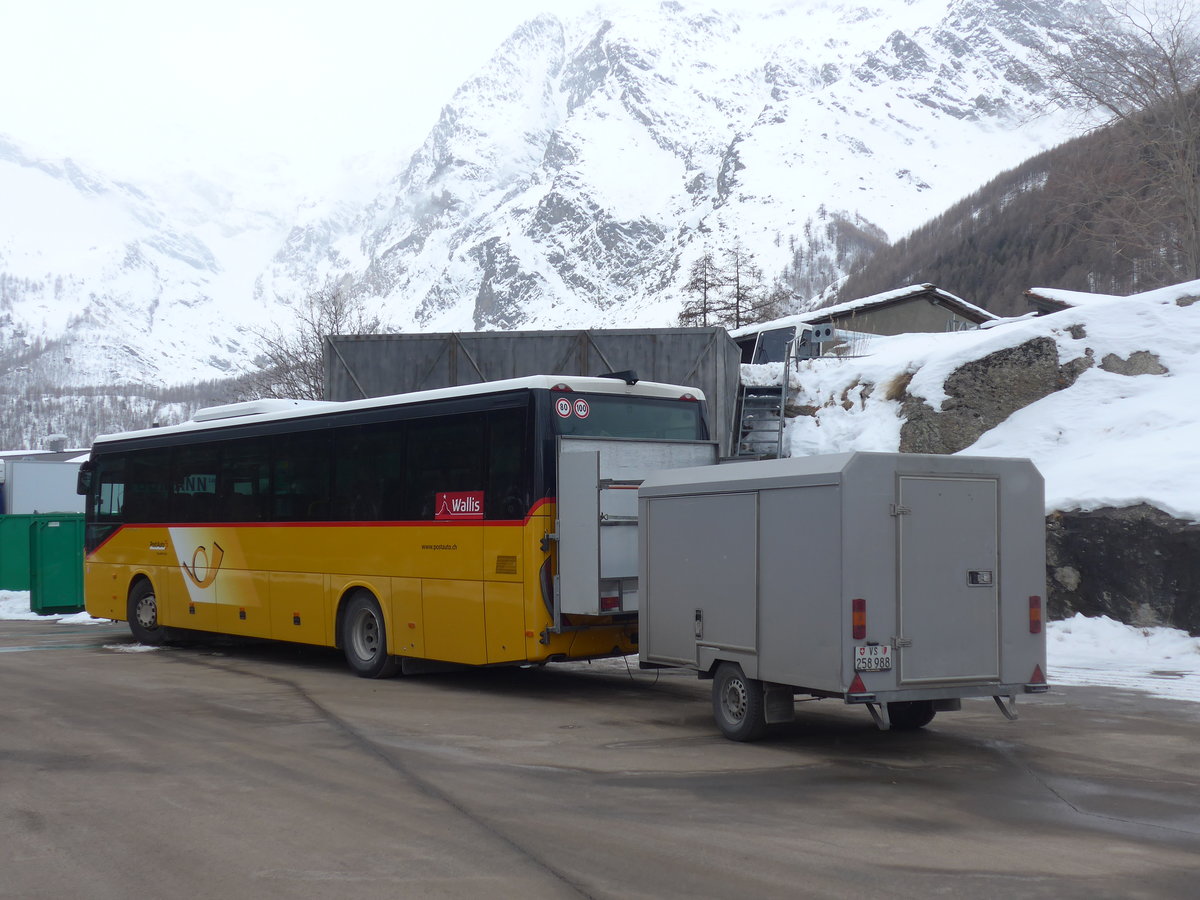 (201'346) - PostAuto Wallis - VS 445'905 - Iveco am 27. Januar 2019 in Saas-Fee, Parkhaus