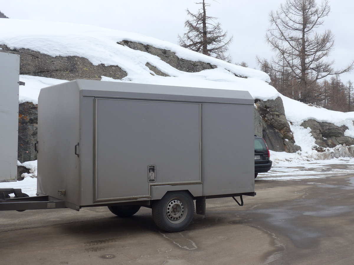 (201'348) - PostAuto Wallis - VS 258'988 - Car-Tech Gepckanhnger am 27. Januar 2019 in Saas-Fee, Parkhaus