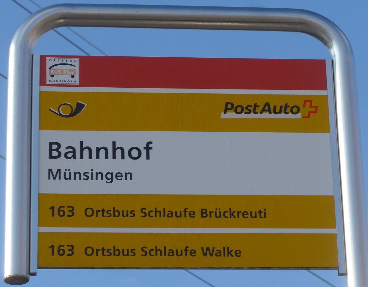 (201'471) - PostAuto/BUS Plus-Haltestellenschild - Mnsingen, Bahnhof - am 4. Februar 2019