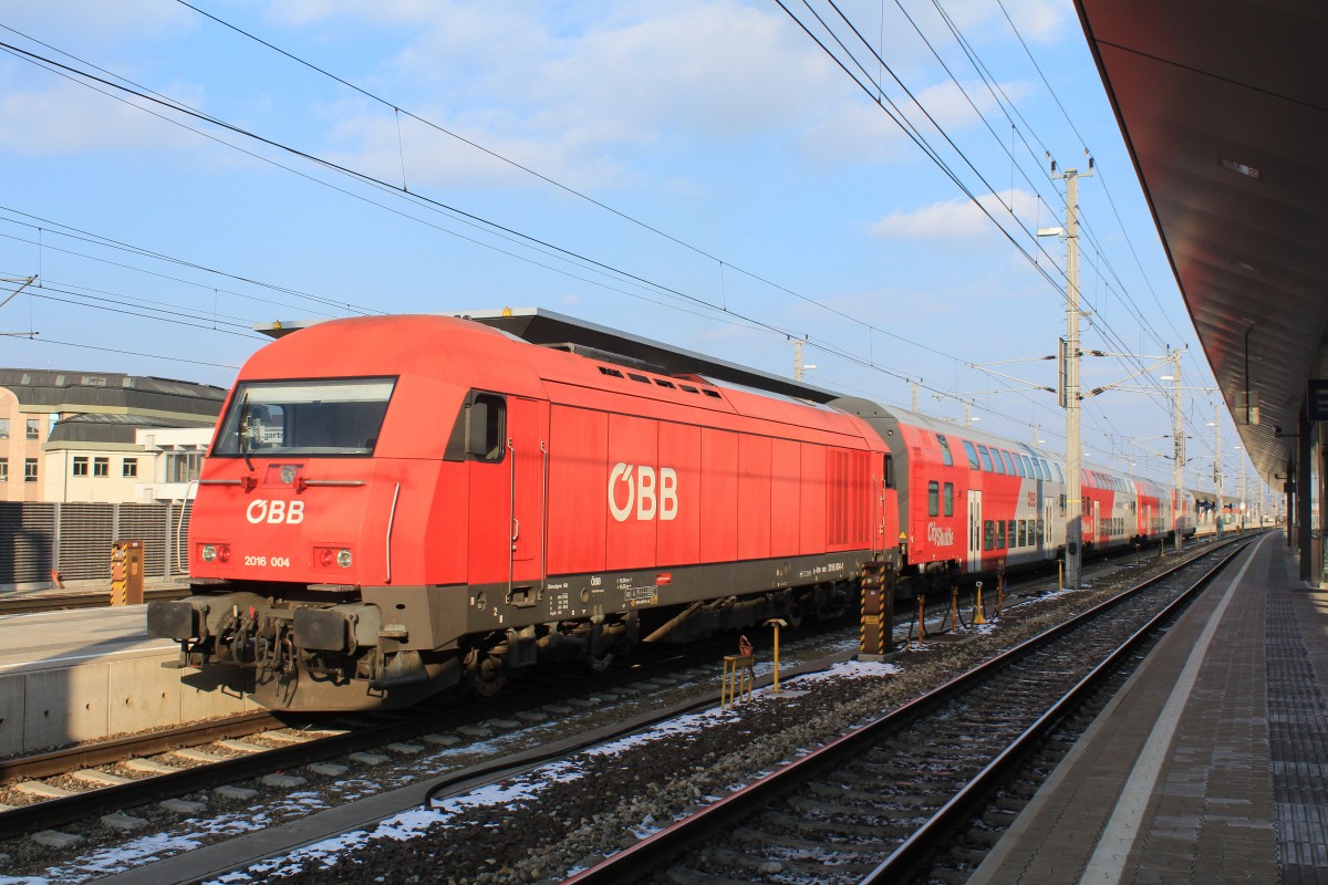 2016 004-1 am 16. Mrz 2013 im Bahnhof von St. Plten.
