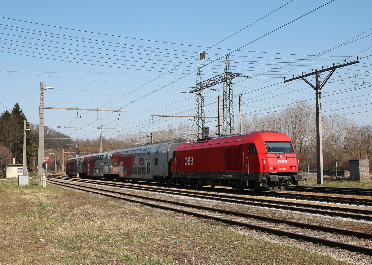2016 040-5 am 18. Mrz 2015 bei der Einfahrt in den Bahnhof von Viehofen.