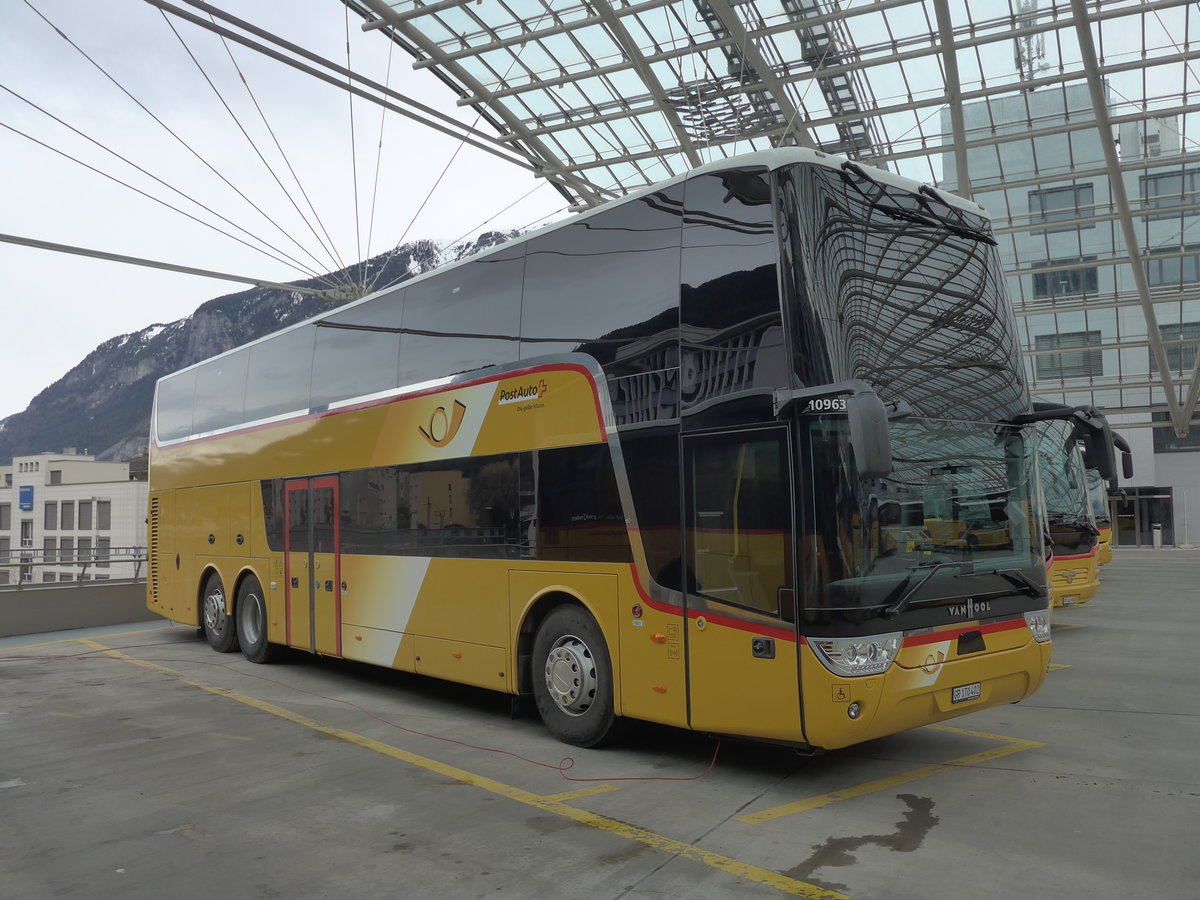 (202'036) - PostAuto Graubnden - GR 170'402 - Van Hool am 10. Mrz 2019 in Chur, Postautostation