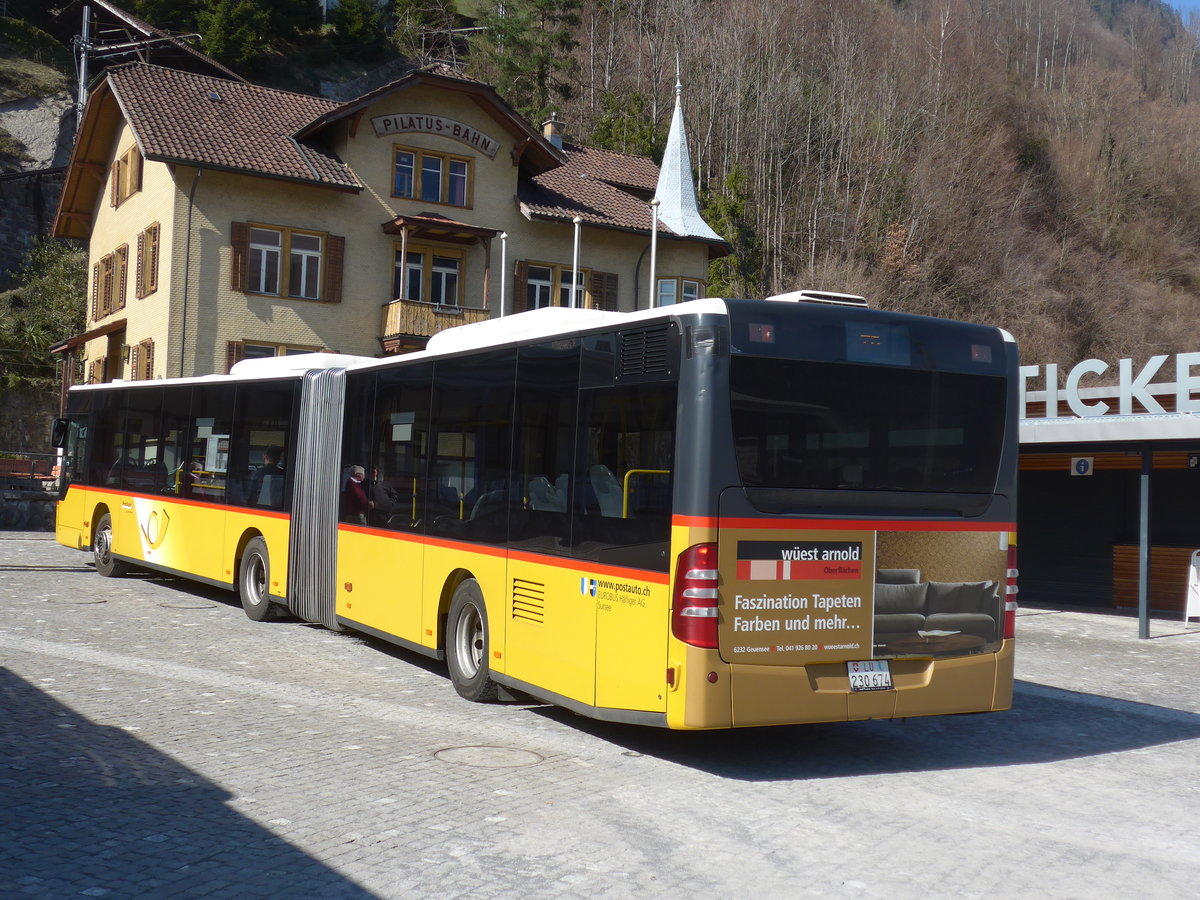 (202'860) - Hfliger, Sursee - Nr. 8/LU 230'674 - Mercedes am 22. Mrz 2019 beim Bahnhof Alpnachstad