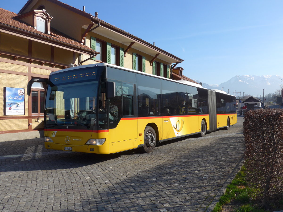 (202'889) - Hfliger, Sursee - Nr. 8/LU 230'674 - Mercedes am 22. Mrz 2019 beim Bahnhof Alpnachstad