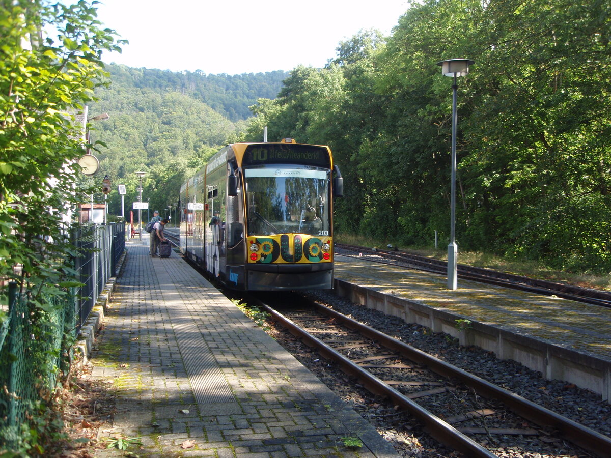 203 der Verkehrsbetriebe Nordhausen als Linie 10 Nordhausen Sdharz Klinikum - Ilfeld Neanderklinik Harztor in Ilfeld. 10.08.2024 