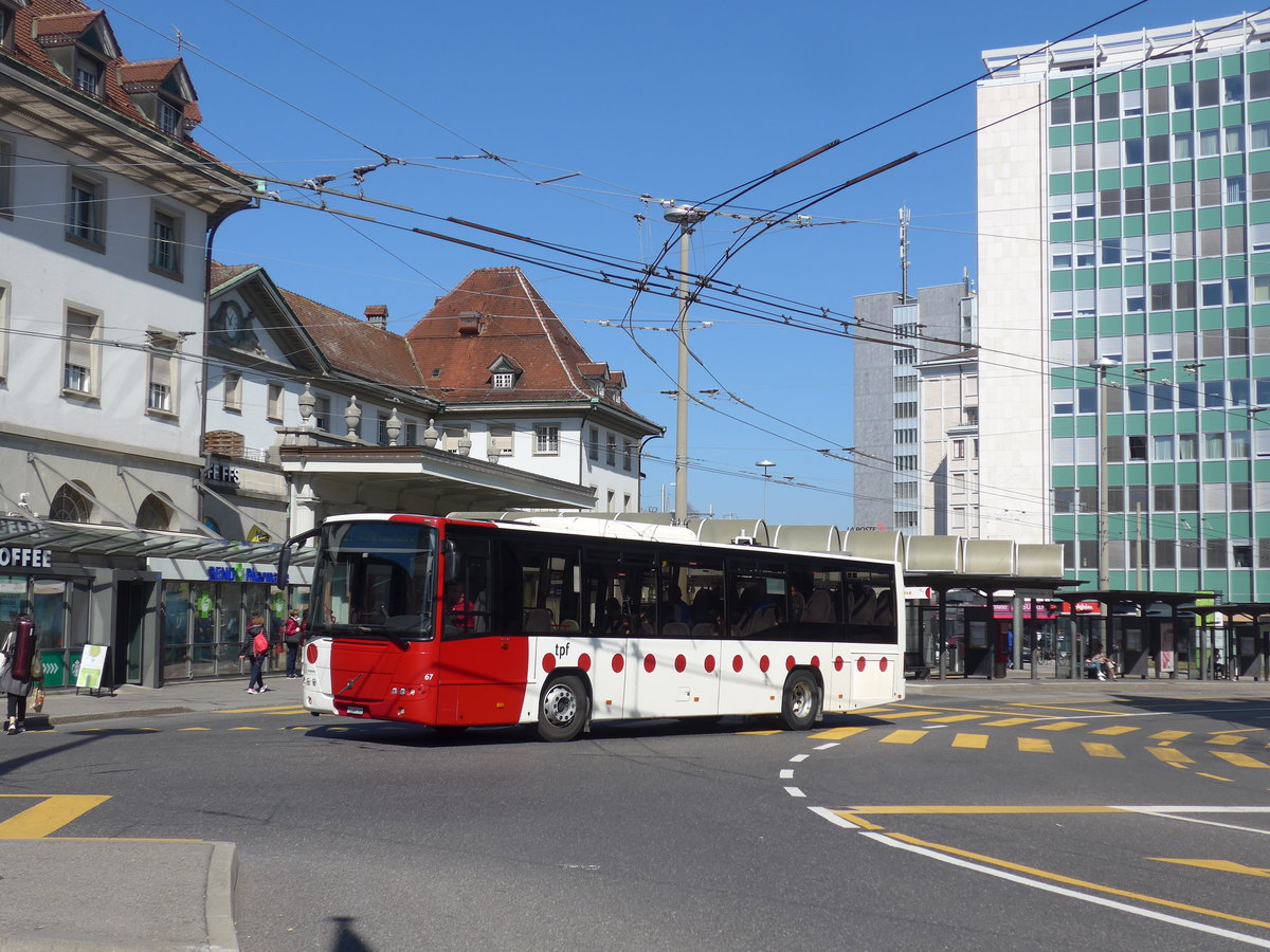 (203'235) - TPF Fribourg - Nr. 67/FR 300'305 - Volvo am 24. Mrz 2019 beim Bahnhof Fribourg