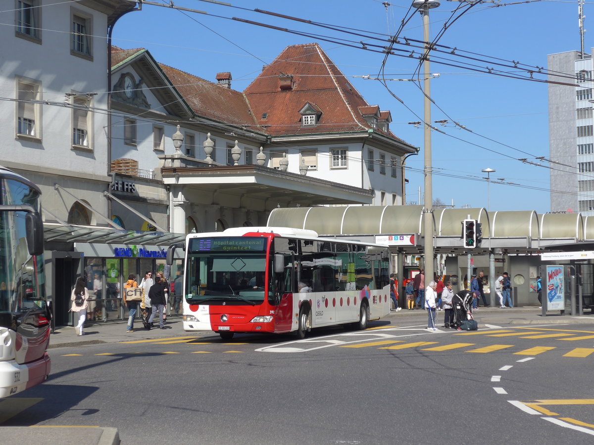 (203'246) - TPF Fribourg - Nr. 392/FR 300'209 - Mercedes (ex Nr. 800) am 24. Mrz 2019 beim Bahnhof Fribourg