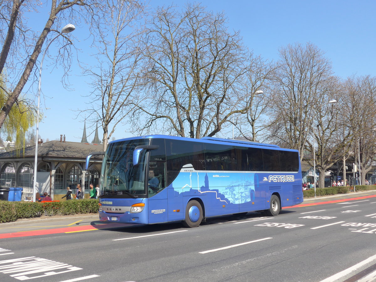 (203'331) - Aus Italien: Petruzzi, Lagopesole - EY-004 XL - Setra am 30. Mrz 2019 beim Bahnhof Luzern