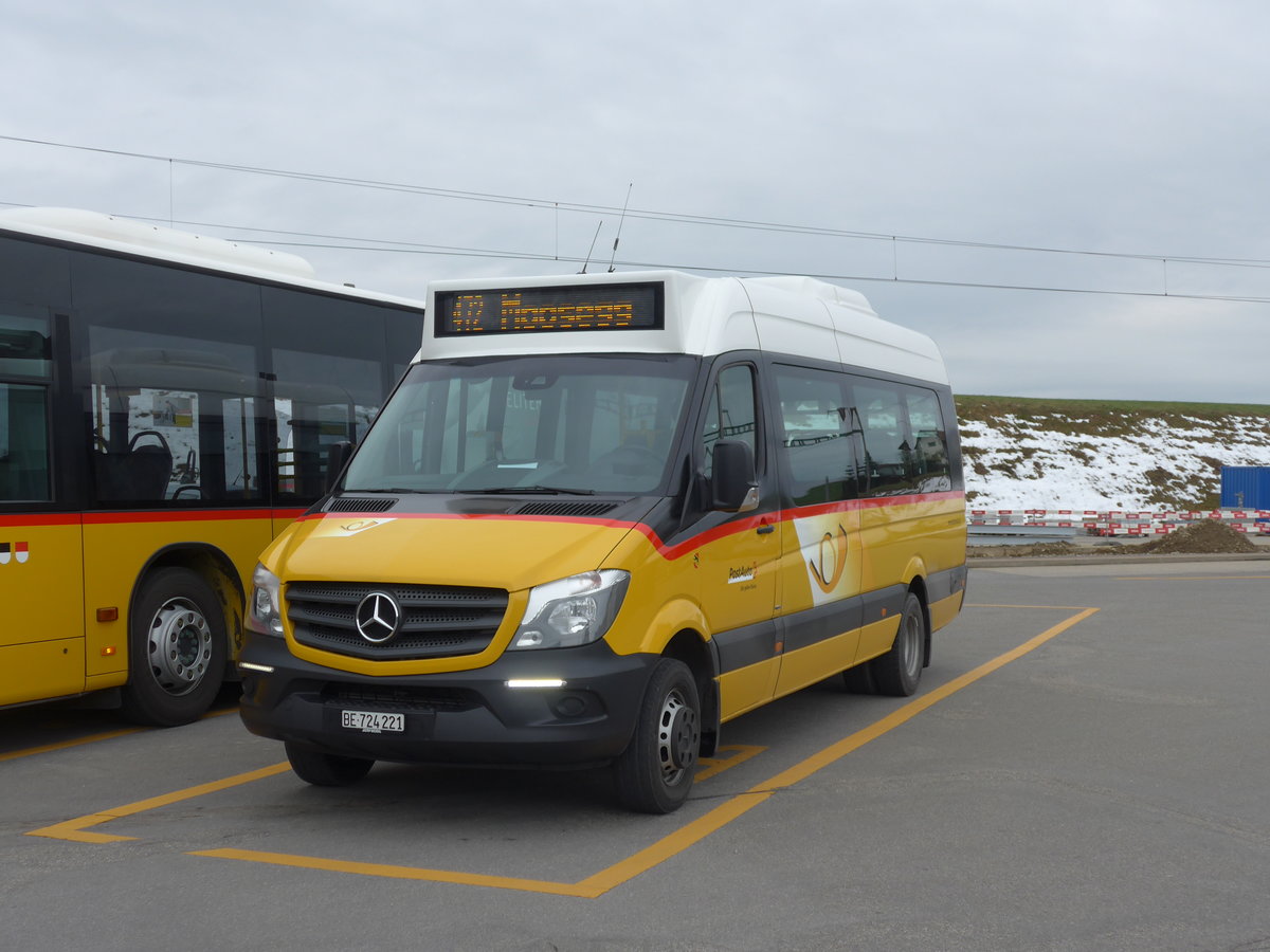 (203'465) - PostAuto Bern - Nr. 221/BE 724'221 - Mercedes beim Bahnhof Biglen