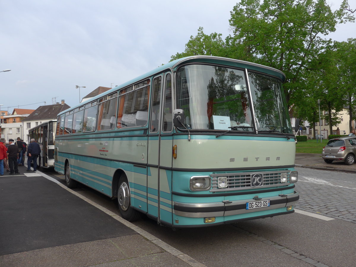 (204'122) - AAF Wissembourg - DG 523 GS - Setra (ex Seydt, Saint Flour; ex Faure, Valon Pont d'Arc) am 26. April 2019 in Haguenau, Place Schumann