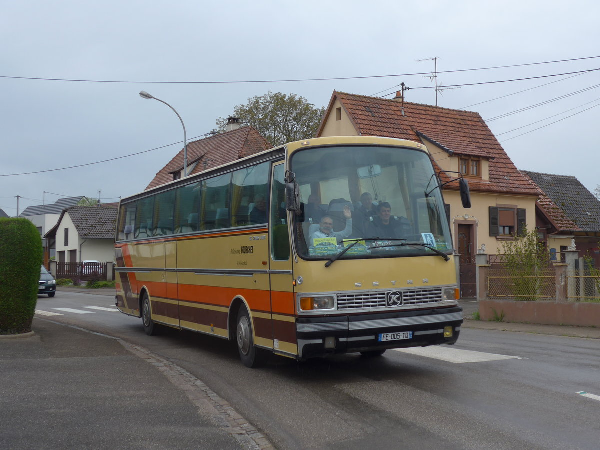 (204'203) - Fourchet, Montchal - FE 005 TQ - Setra am 27. April 2019 in Stundwiller, Rue Principale