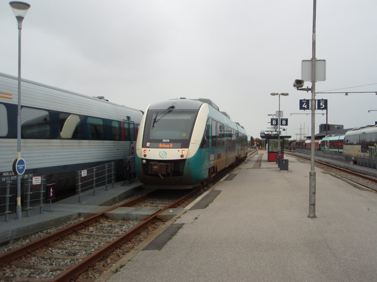2052 von Arriva als R nach Aarhus in Struer. 01.10.2023