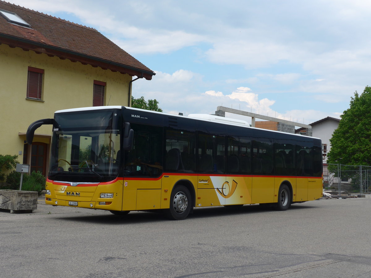 (205'447) - CarPostal Ouest - JU 31'988 - MAN am 25. Mai 2019 beim Bahnhof Moudon