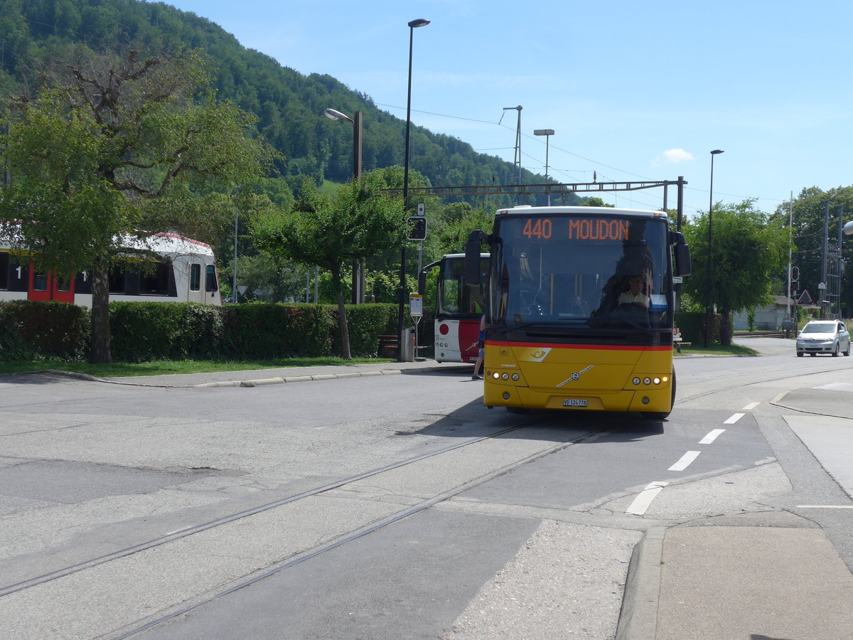 (206'829) - CarPostal Ouest - VD 124'778 - Volvo am 24. Juni 2019 beim Bahnhof Moudon