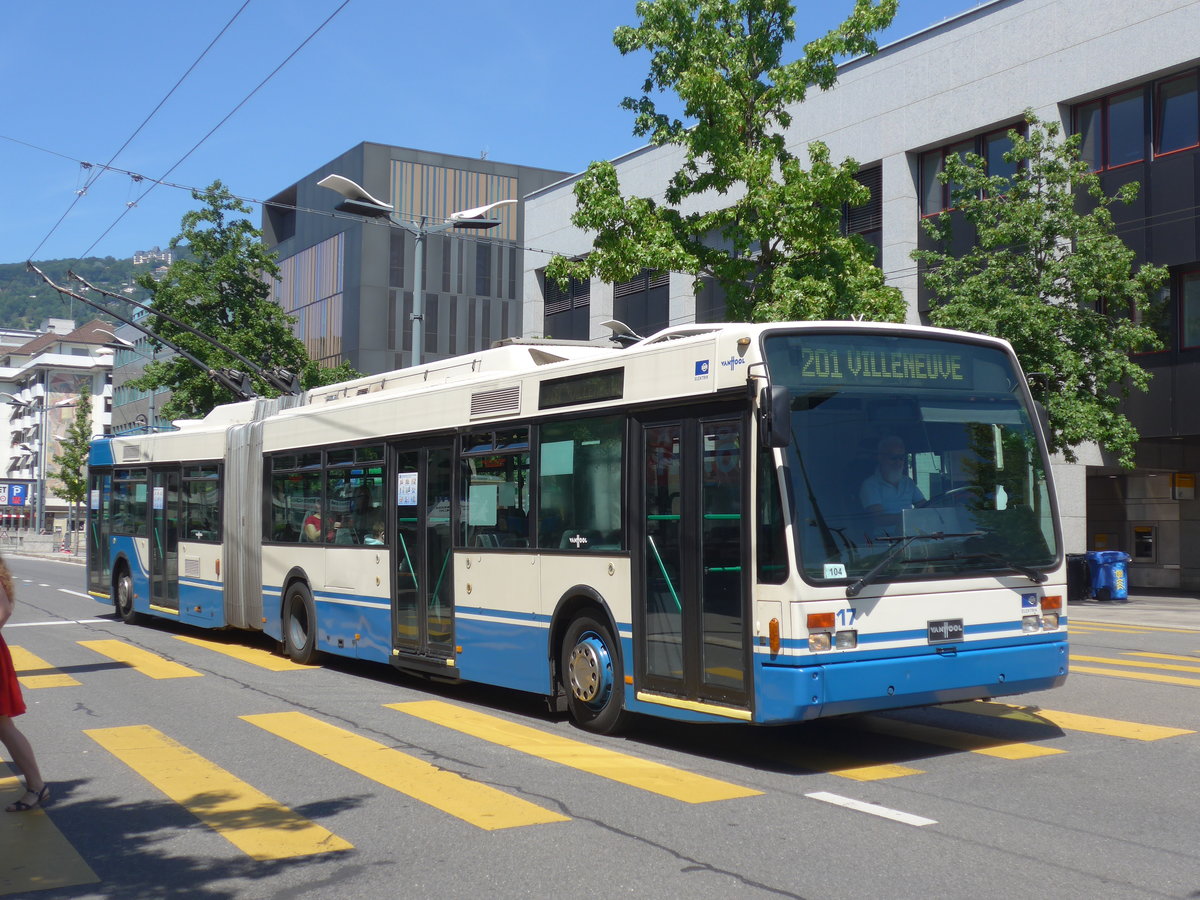 (208'424) - VMCV Clarens - Nr. 17 - Van Hool Gelenktrolleybus am 4. August 2019 beim Bahnhof Vevey