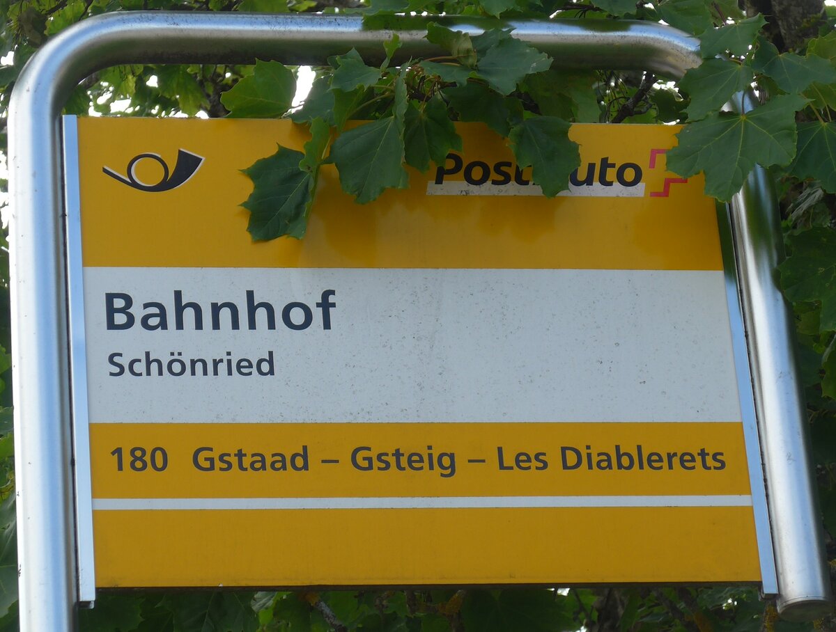 (208'553) - PostAuto-Haltestellenschild - Schnried, Bahnhof - am 5. August 2019