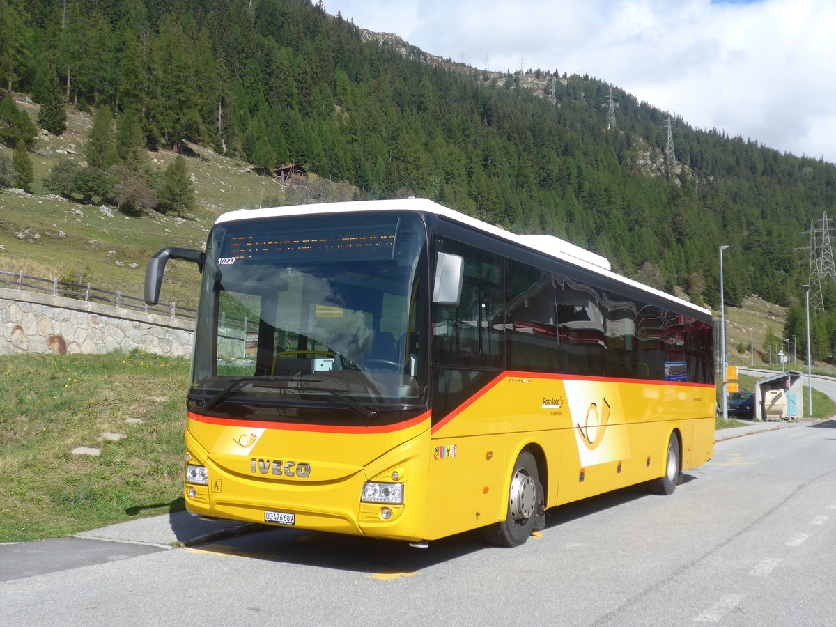 (209'832) - PostAuto Bern - BE 476'689 - Iveco am 28. September 2019 beim Bahnhof Oberwald