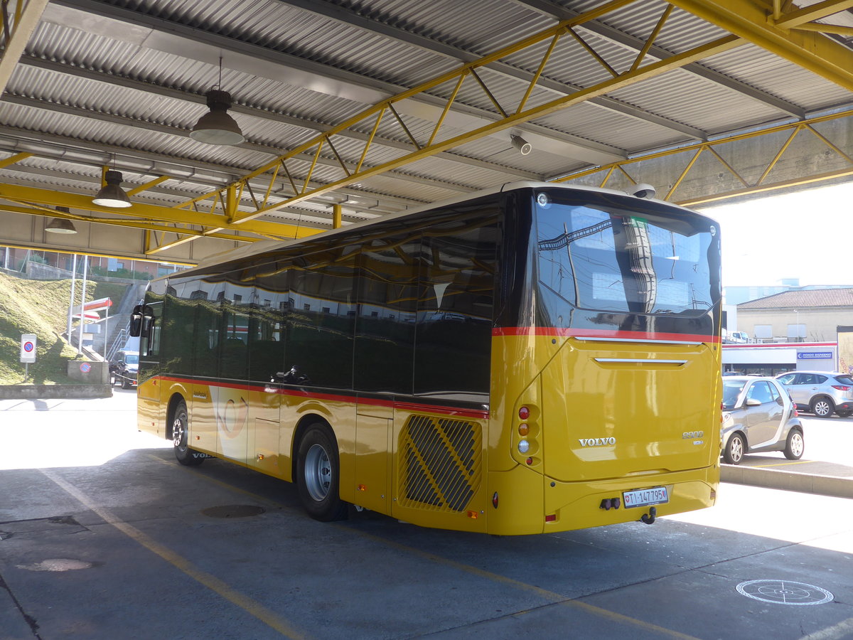 (210'534) - Autopostale, Muggio - TI 147'795 - Volvo am 26. Oktober 2019 beim Bahnhof Mendrisio