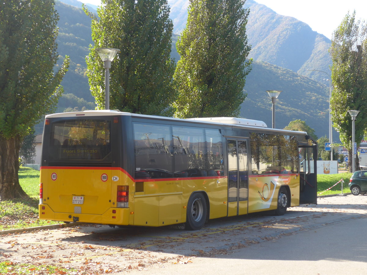 (210'598) - Via Lines, Lugano - TI 277'211 - Volvo (ex TI 149'072; ex Schmidt, Oberbren; ex Buner&Schmidt, Jonschwil) am 26. Oktober 2019 beim Bahnhof Cadenazzo