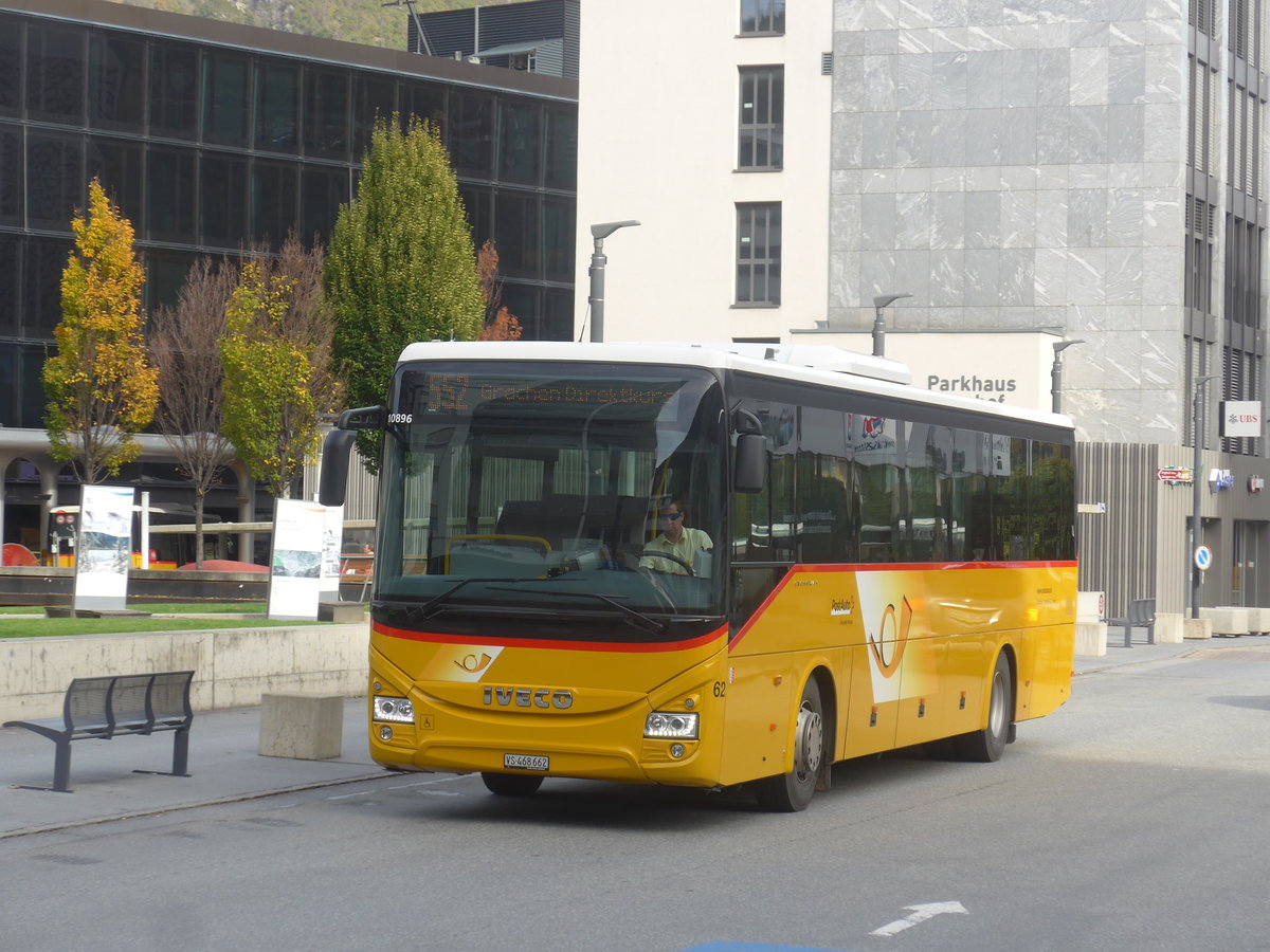 (210'671) - Zerzuben, Visp-Eyholz - Nr. 62/VS 468'662 - Iveco am 27. Oktober 2019 beim Bahnhof Visp